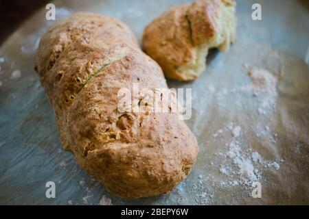 Nahaufnahme eines frischen hausgemachten Brotes auf Backpapier Stockfoto