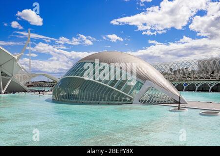 Valencia, Spanien - 30. März 2018: Skyline von Valencia mit der Hemisphäre in der Stadt der Künste und Wissenschaften von Valencia Stockfoto