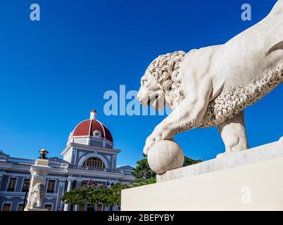 Löwenskulptur und Palacio de Gobierno, Hauptplatz, Cienfuegos, Provinz Cienfuegos, Kuba Stockfoto