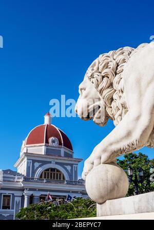 Löwenskulptur und Palacio de Gobierno, Hauptplatz, Cienfuegos, Provinz Cienfuegos, Kuba Stockfoto