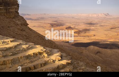 Blick auf verschiedene Felsen und Landformationen in Makhtesh Ramon, Negev, Israel Stockfoto