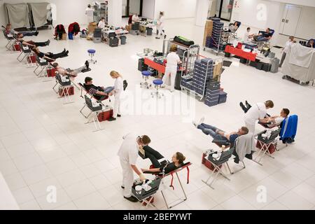 Koblenz, Deutschland. April 2020. Im Atrium der Rhein-Mosel-Halle, wo üblicherweise Veranstaltungen stattfinden, spenden Menschen Blut. Die Blutspender werden vom Deutschen Roten Kreuz (DRK) in größeren Räumen mit mehr Raum zwischen ihnen aufgenommen, da das Infektionsrisiko durch die Corona-Pandemie besteht. Quelle: Thomas Frey/dpa/Alamy Live News Stockfoto