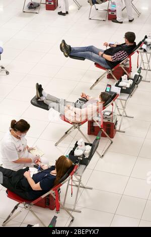 Koblenz, Deutschland. April 2020. Im Atrium der Rhein-Mosel-Halle, wo üblicherweise Veranstaltungen stattfinden, spenden Menschen Blut. Die Blutspender werden vom Deutschen Roten Kreuz (DRK) in größeren Räumen mit mehr Raum zwischen ihnen aufgenommen, da das Infektionsrisiko durch die Corona-Pandemie besteht. Quelle: Thomas Frey/dpa/Alamy Live News Stockfoto