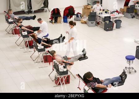 Koblenz, Deutschland. April 2020. Im Atrium der Rhein-Mosel-Halle, wo üblicherweise Veranstaltungen stattfinden, spenden Menschen Blut. Die Blutspender werden vom Deutschen Roten Kreuz (DRK) in größeren Räumen mit mehr Raum zwischen ihnen aufgenommen, da das Infektionsrisiko durch die Corona-Pandemie besteht. Quelle: Thomas Frey/dpa/Alamy Live News Stockfoto