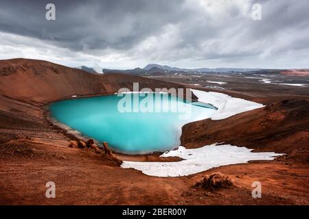 Drammatische Sicht auf den See mit türkisfarbenem Wasser im vulkano Krater. Geothermisches Tal Leirhnjukur, Myvatn See, Krafla, Island. Berühmte Touristenattraktion Stockfoto