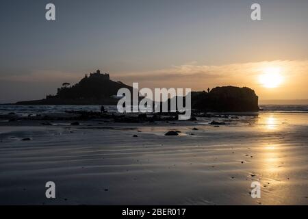 Sonnenuntergang am Strand von Marazion mit Blick auf St. Michael's Mount, Cornwall England, Großbritannien Stockfoto