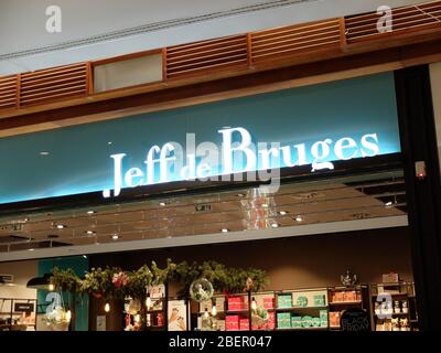 Jeff de Bruges Chocolaterie-Schaufenster. Jeff de Bruges ist eine Marke von Süßwaren und die Marke eines Unternehmens in der Lebensmittelindustrie, deren Hauptsitz Stockfoto