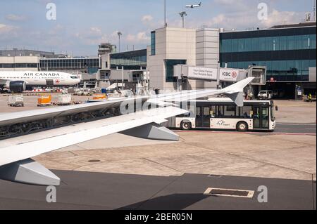 05/26/2019. Flughafen Frankfurt, Deutschland. Das transatlantische Air Canada Flugzeug vor dem Hauptterminal. Flughafen von Fraport Company betrieben. Stockfoto
