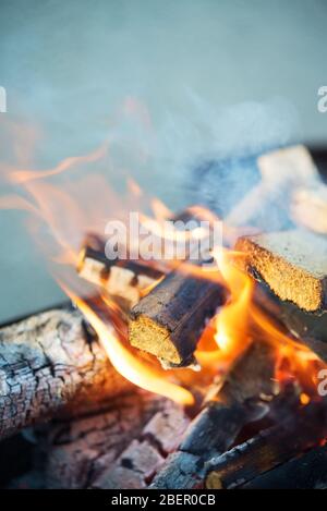 Holzfeuer für bbq als Hintergrund. Lagerfeuer. Camping Stockfoto