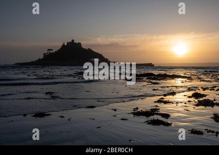 Sonnenuntergang am Strand von Marazion mit Blick auf St. Michael's Mount, Cornwall England, Großbritannien Stockfoto