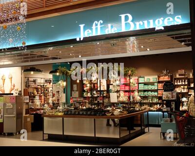 Jeff de Bruges Chocolaterie-Schaufenster. Jeff de Bruges ist eine Marke von Süßwaren und die Marke eines Unternehmens in der Lebensmittelindustrie, deren Hauptsitz Stockfoto