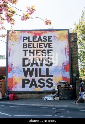 Dokumentation der Corona-Virus-Tage in London während der Sperrbeschränkung .London Fields Area, London,14/04/2020. Plakatwand mit positivem Gedanken. Stockfoto