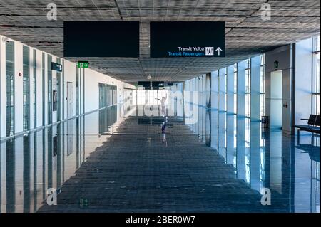 05/26/2019 Flughafen Bodrum / Flughafen Milas Mugla. Türkei. Kleines Mädchen, das aus Langeweile auf ihren Flug wartet, auf langen Korridor läuft. Stockfoto