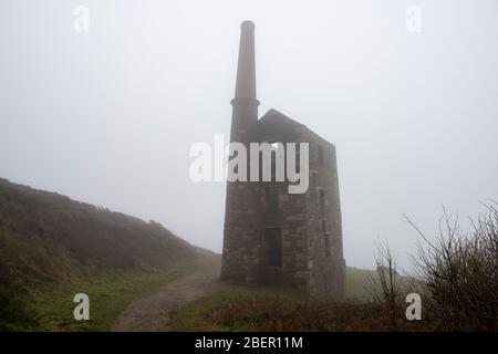 Wheal Prosper Tin Mine, in Nebel gehüllt, Rinsey Helston Cornwall England, Großbritannien Stockfoto