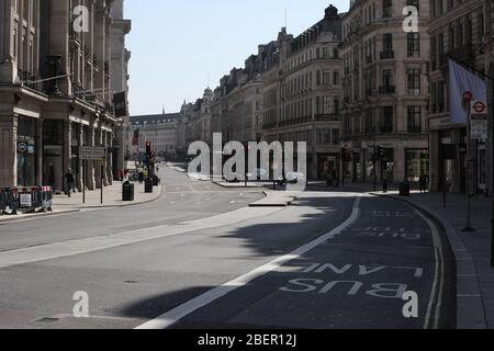 Ein Blick auf die Regent Street, London, von der Princes Street in Richtung Piccadilly Circus, während Großbritannien weiterhin in der Sperre bleibt, um die Ausbreitung des Coronavirus einzudämmen. Stockfoto