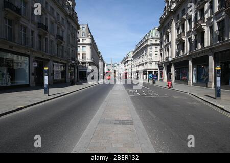 Ein Blick auf die Regent Street, London, vom Oxford Circus zum New Broadcasting House und zur All Souls Church Langham Place, während Großbritannien weiterhin in der Sperre bleibt, um die Ausbreitung des Coronavirus einzudämmen. Stockfoto