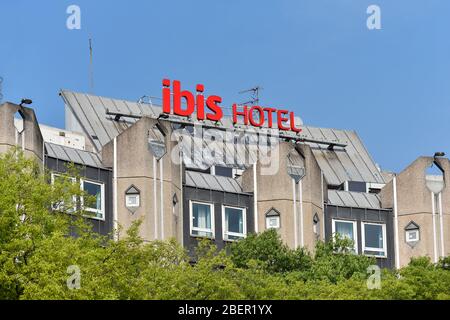 Ibis Hotel Schild auf dem Dach des Gebäudes in Paris. Ibis ist eine Marke von Economy-Hotels im Besitz des französischen multinationalen Unternehmens Accor. Stockfoto