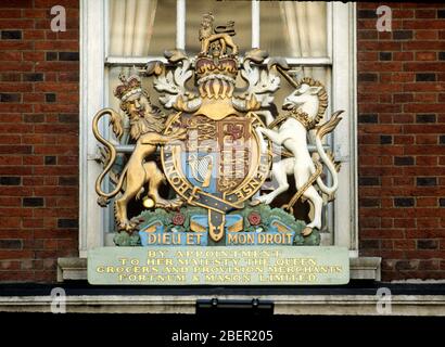 Königlicher Haftbefehl für Ihre Majestät Königin Elizabeth II., Fortnum & Mason, Lebensmittelhändler und Bereitstellungshändler, London, England. Stockfoto