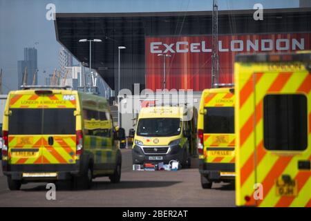 Krankenwagen vor dem NHS Nightingale Hospital im Excel Center in London, da Großbritannien weiterhin gesperrt ist, um die Ausbreitung des Coronavirus einzudämmen. Stockfoto