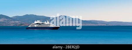 Seitenansicht des kleinen Kreuzfahrtschiffes auf der Ägäis. Panorama. Stockfoto