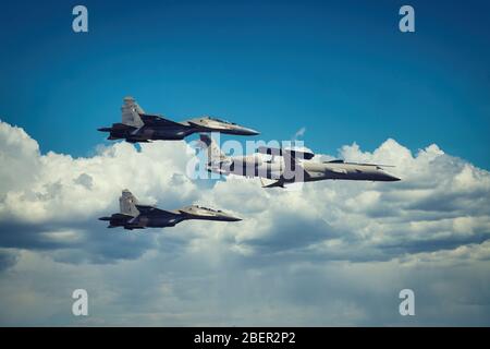 Indische Luftwaffe Sukhoi-30MKI in Formation mit Embraer ERJ 145 Netra AWACS Stockfoto