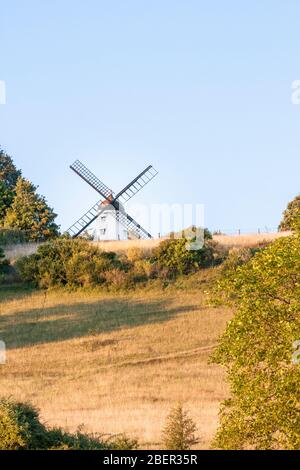 Cobstone Windmill, Ibstone, mit Blick auf das Dorf Turville, Buckinghamshire, England, GB, Großbritannien. Stockfoto
