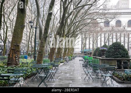 Ein leerer Bryant Park während des Coronavirus, New York City. Stockfoto