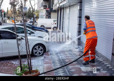 Die Teams der Gemeinde Zeytinburnu führen ihre Desinfektionsaktivitäten durch das Coronavirus auf den Straßen von Zeytinburnu durch. Stockfoto