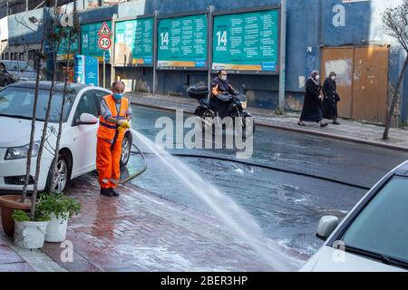 Die Teams der Gemeinde Zeytinburnu führen ihre Desinfektionsaktivitäten durch das Coronavirus auf den Straßen von Zeytinburnu durch. Stockfoto