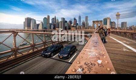 Auf der Brooklyn Bridge, die die Skyline von New York bei hellem Tageslicht zeigt Stockfoto