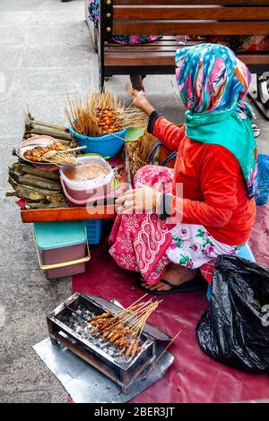 Eine Indonesierin, Die Snacks In Der Malioboro Street, Yogyakarta, Indonesien Verkauft. Stockfoto