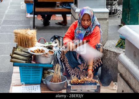 Eine Indonesierin, Die Snacks In Der Malioboro Street, Yogyakarta, Indonesien Verkauft. Stockfoto