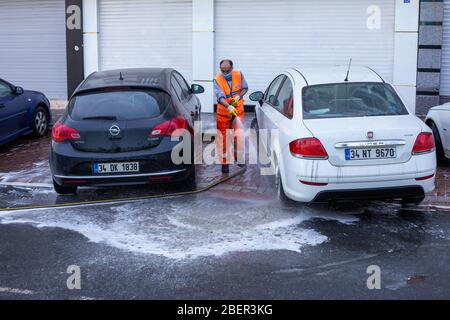 Die Teams der Gemeinde Zeytinburnu führen ihre Desinfektionsaktivitäten durch das Coronavirus auf den Straßen von Zeytinburnu durch. Stockfoto