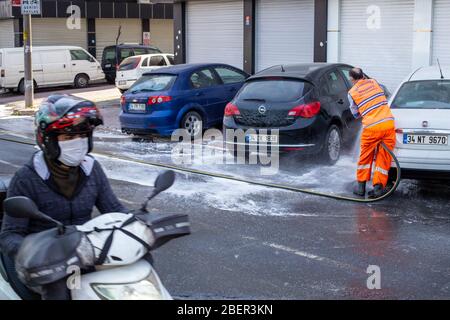 Die Teams der Gemeinde Zeytinburnu führen ihre Desinfektionsaktivitäten durch das Coronavirus auf den Straßen von Zeytinburnu durch. Stockfoto