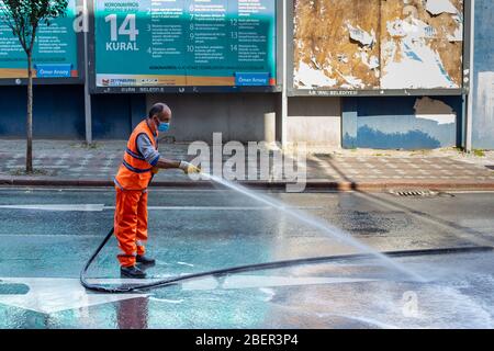 Die Teams der Gemeinde Zeytinburnu führen ihre Desinfektionsaktivitäten durch das Coronavirus auf den Straßen von Zeytinburnu durch. Stockfoto