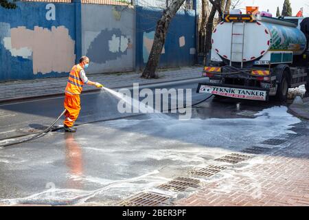 Die Teams der Gemeinde Zeytinburnu führen ihre Desinfektionsaktivitäten durch das Coronavirus auf den Straßen von Zeytinburnu durch. Stockfoto