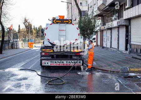 Die Teams der Gemeinde Zeytinburnu führen ihre Desinfektionsaktivitäten durch das Coronavirus auf den Straßen von Zeytinburnu durch. Stockfoto