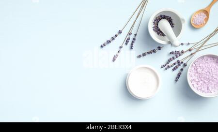 Lavendel SPA Beauty-Produkt auf blauem Hintergrund mit Kopierraum. Natürliche Bio-Kosmetik für Körperpflege und Hautpflege. Flach liegend, Draufsicht Stockfoto