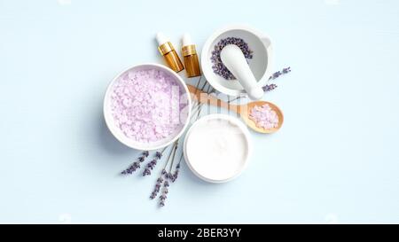 Set von natürlichen Lavendel Kosmetik auf blauem Hintergrund. Bio-SPA-Beauty-Produkte für die Gesichtshaut und Körperpflege. Flach liegend, Draufsicht Stockfoto