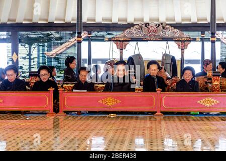 Das Gamelan (Traditional Indonesian Orchestre) spielt bei EINER traditionellen Tanzaufführung im Sultan’s Palace (The Kraton), Yogyakarta, Java, Indonisch Stockfoto