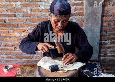 Ein traditioneller Leder-Schatten-Puppenspieler, Yogyakarta, Java, Indonesien. Stockfoto