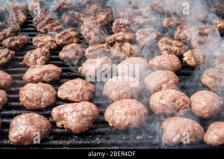 Gegrillte Fleischbällchen beim Picknick im Rotisserie Stockfoto