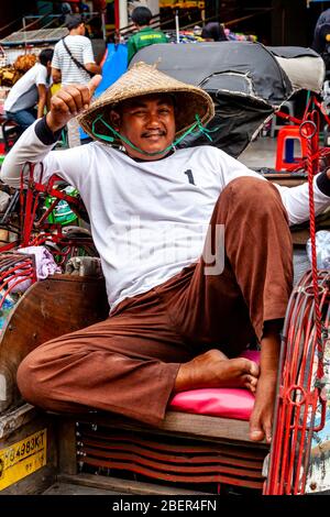 Ein lächelnder Becak (Cycle Rickshaw) Fahrer, Yogyakarta, Indonesien. Stockfoto