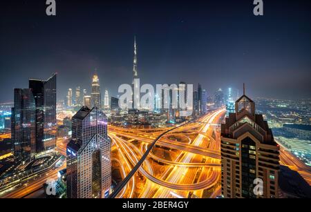 Dubai Skyline von einem Hotel bei Sonnenuntergang zur blauen Stunde. Wolkenkratzer können als Burj Khalifa und Sheikh Zayed Road gesehen werden. Stockfoto