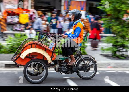 Ein Motorrad-Taxi, Malioboro Street, Yogyakarta, Indonesien. Stockfoto