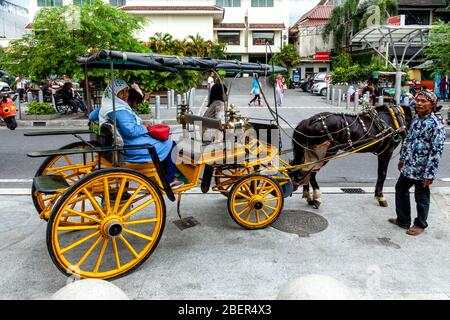 Indonesier Reisen mit dem Pferd und der Kutsche, Malioboro Street, Yogyakarta, Indonesien. Stockfoto