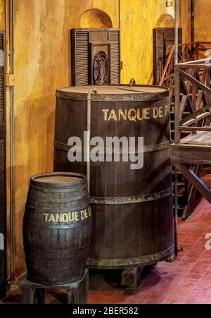 Fässer im Havana Club Rum Museum, Interieur, La Habana Vieja, Havanna, La Habana Provinz, Kuba Stockfoto