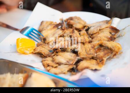 Nahaufnahme von Fried und serviert ohne Knochen Sardelle mit Zitrone. Stockfoto