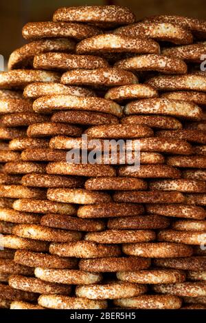 Türkische Bagels auf einer Theke gestapelt. Stockfoto