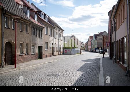 Doberlug Kirchhain, Deutschland. April 2020. Die Leipziger Straße, die auf 15.31 zum Markt führt, ist verlassen. Quelle: Soeren stache/dpa-Zentralbild/ZB/dpa/Alamy Live News Stockfoto